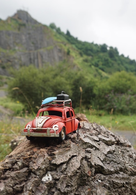 Foto auto giocattolo su roccia