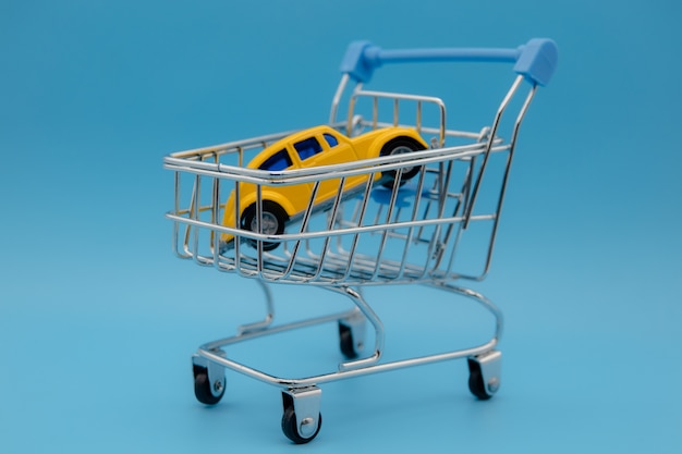 Photo toy car in shopping cart