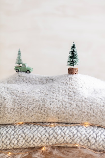 クリスマスツリー、ボケ味の背景を持つおもちゃの車