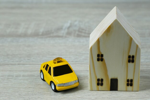 おもちゃの車と木造住宅。