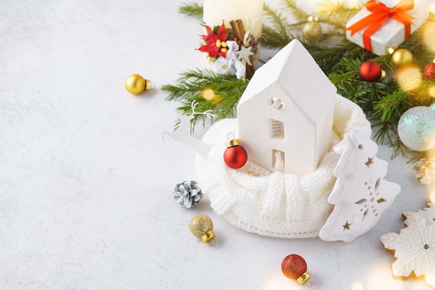 Foto casa giocattolo in ceramica, decorazioni natalizie e confezione regalo
