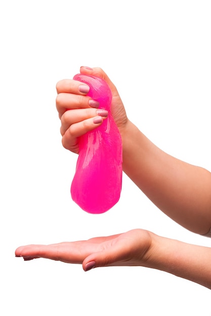 Игрушка для детей, слизь и жидкость, протекающая под рукой на белом фоне