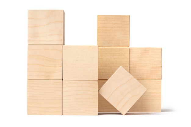 立方体の形の木製ブロックで作られたおもちゃのコンストラクターは、白い背景で分離します