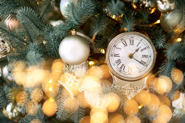 Decorazione del giocattolo sull'albero di natale, primo piano