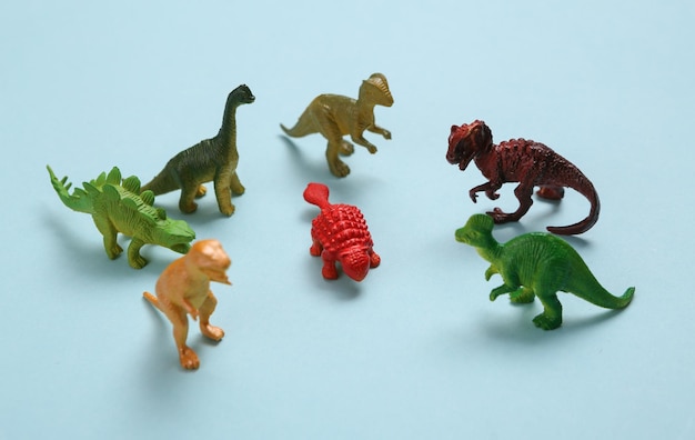 写真 青い背景のおもちゃの恐竜