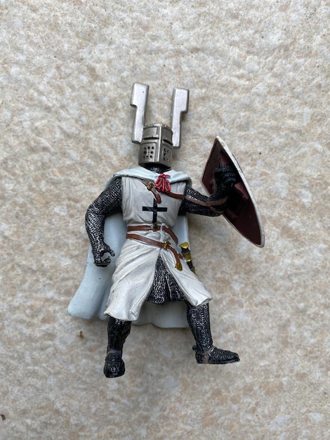 Photo a toy figure of a knight with a helmet on its head