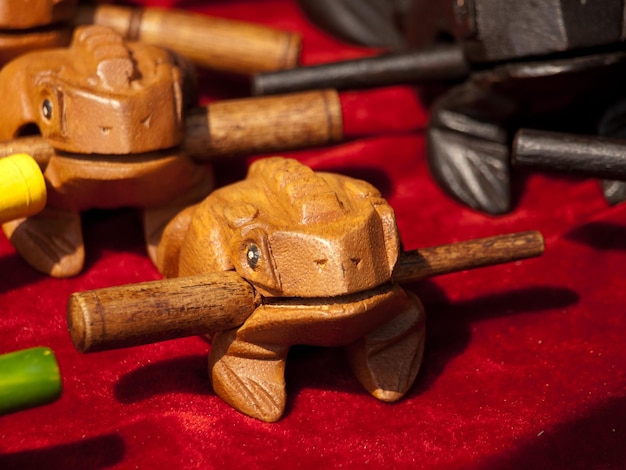 중국 시안 시장에 있는 장난감 개구리.