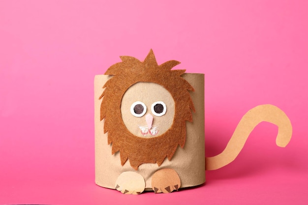 Foto leone giocattolo fatto di rotolo di carta igienica su sfondo rosa