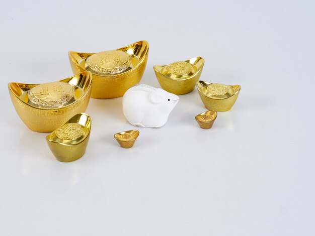 Toy mouse with golden containers