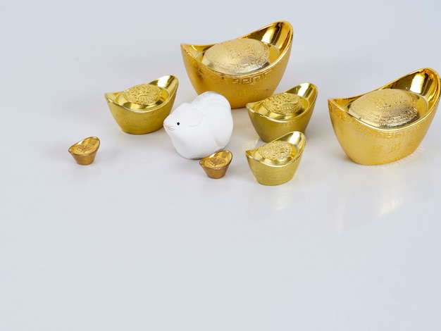 Toy mouse with golden containers