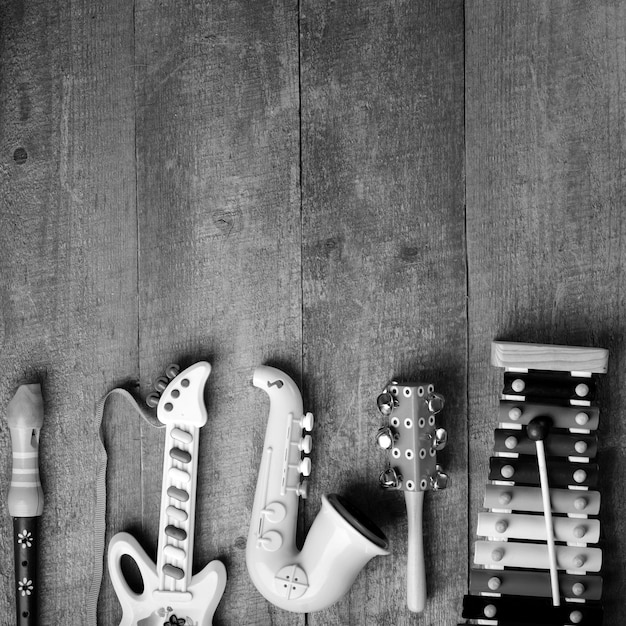 Photo toy musical instruments on wooden background