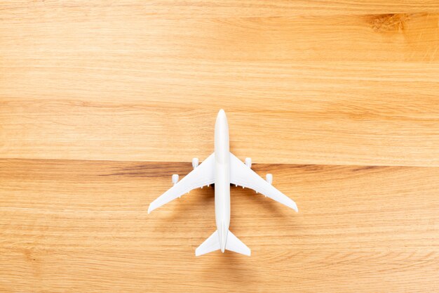 木製の背景に旅客機のおもちゃ