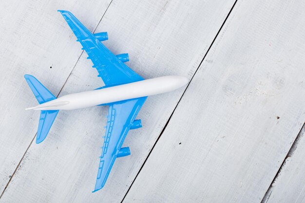 Aereo giocattolo su fondo di legno bianco vista dall'alto