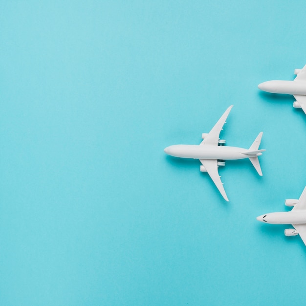 Photo toy planes on blue background