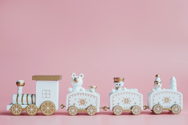 Фото Поезд игрушки на розовом