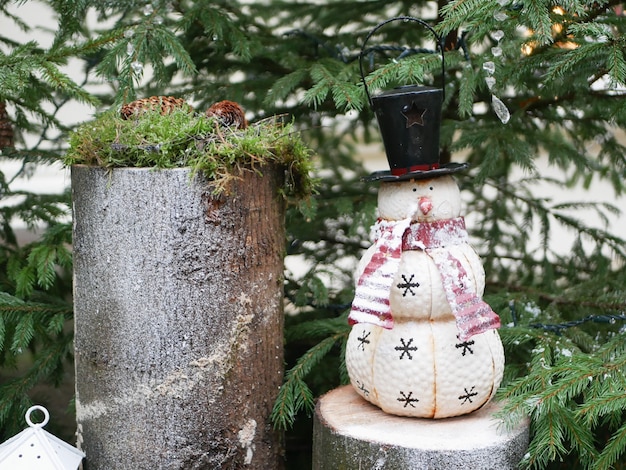 おもちゃの雪だるまとクリスマスツリー。高品質の写真
