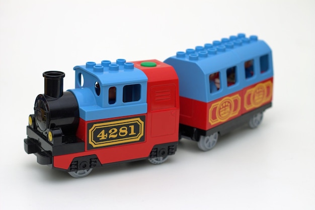 白い背景の玩具列車