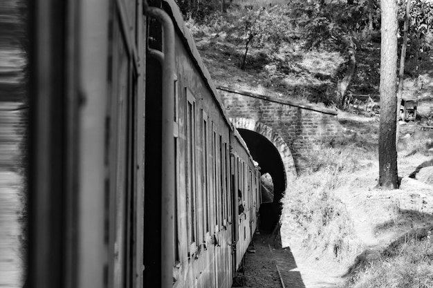 Фото Игрушечный поезд движется по склону горы прекрасный вид с одной стороны горы с одной стороны долины движется быстро