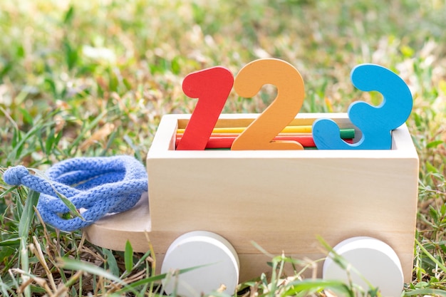 사진 어린이 발달 및 교육을 위한 나무 에코 편지를 운반하는 장난감 기차 마차. 다채로운 자리