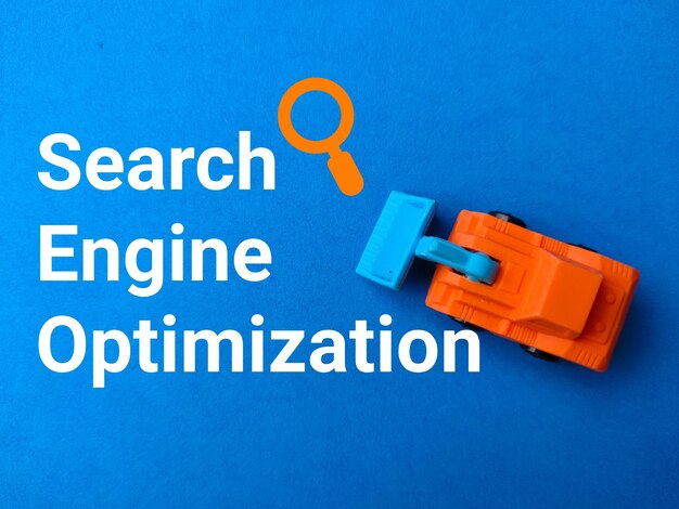 Игрушечный грузовик и значок с текстом Search Engine Optimization на синем фоне
