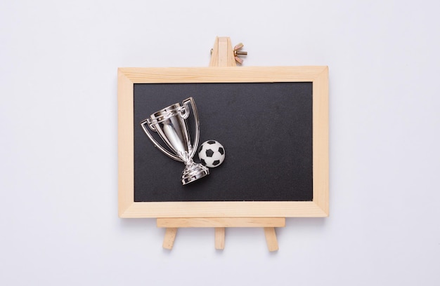 Toy Winner's cup en bal krijtbord op een witte achtergrond Football Victory competitie concept