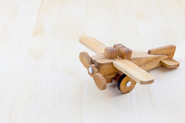 Photo toy wood airplane on wood background