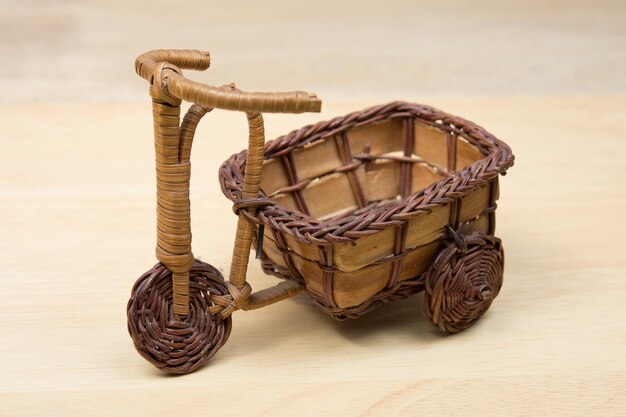 写真 木製の背景の木製の三輪車