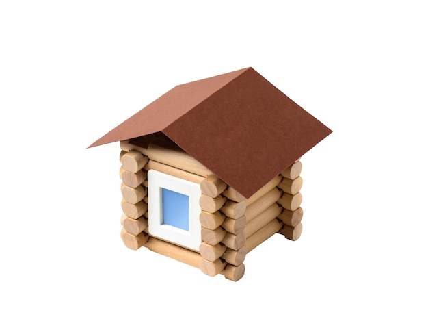 Игрушечная модель деревянного дома на белом фоне