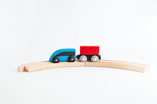 おもちゃの木の蒸気機関車は鉄道で商品を輸送します