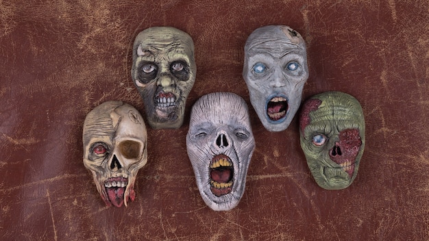 Photo toy zombies on brown background