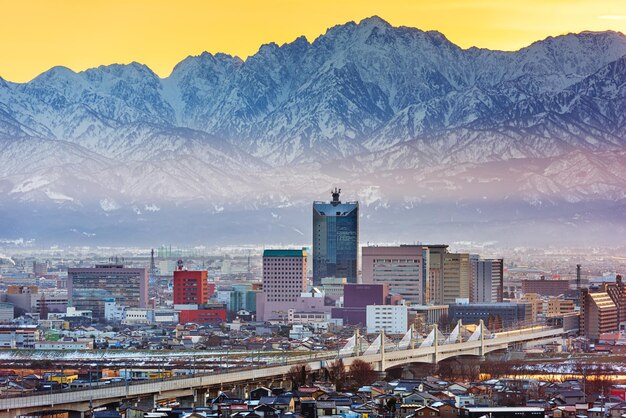 Photo toyama japan skyline with tateyama mountain