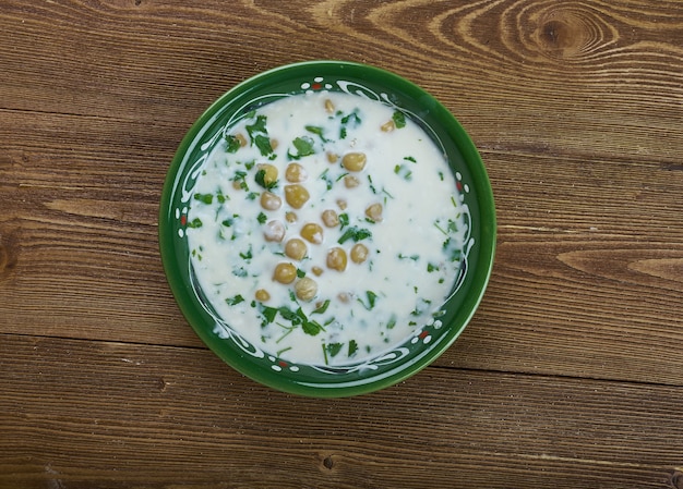 Photo toyga soup national meal of turkish cuisine,  yoghurt soup cooked with a variety of herbs, wheat and  chickpeas.