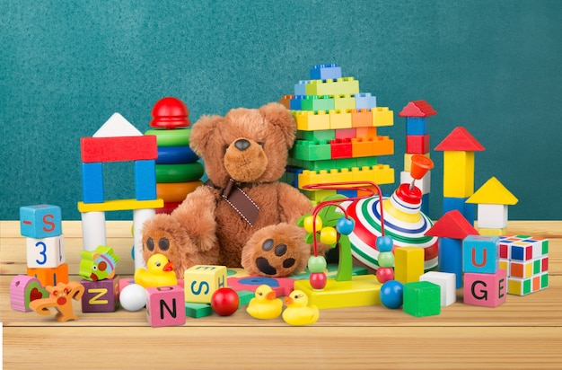 Foto collezione di giocattoli isolata su sfondo