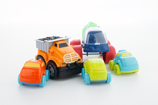 Collezione di giocattoli isolata su sfondo bianco