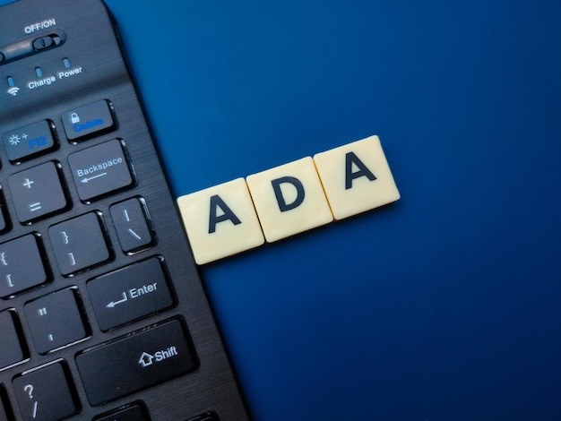 おもちゃの単語と ADA という単語のキーボード