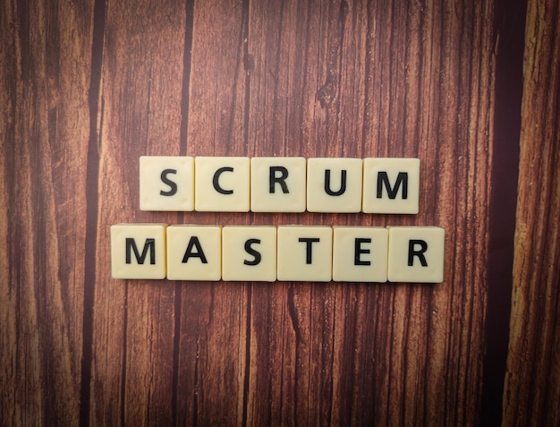 나무 배경에 SCRUM MASTER라는 글자가 있는 장난감 단어