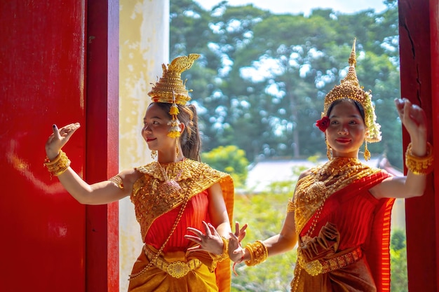 Tra Vinh VIETNAM APR 01 2023 Mooie twee meisjes met kostuum Traditionele Khmer Apsara-dansers treden op in een pagode in Vietnam De apsara vertegenwoordigt een belangrijk motief in Khmer-tempels