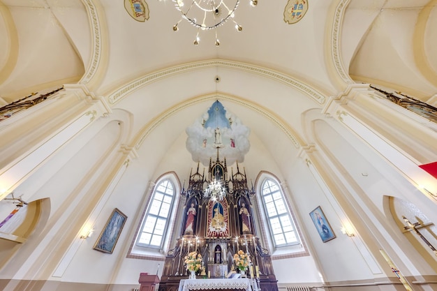 TRABY 벨로루시 2019년 6월 내부 돔 및 오래된 고딕 또는 바로크 양식의 가톨릭 교회 천장 및 둥근 천장을 올려다보고 있습니다.