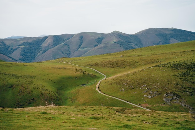 Saint Jean Pied du Port에서 Camino Frances의 Roncevaux, Santiago de Compostela까지 피레네 산맥을 따라가십시오. 고품질 사진