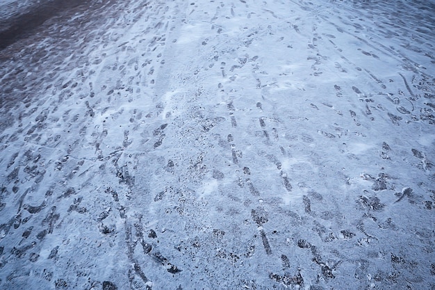 Tracce asfalto neve, ghiaccio, tracce di persone da scarpe sulla neve, rimozione neve meteo