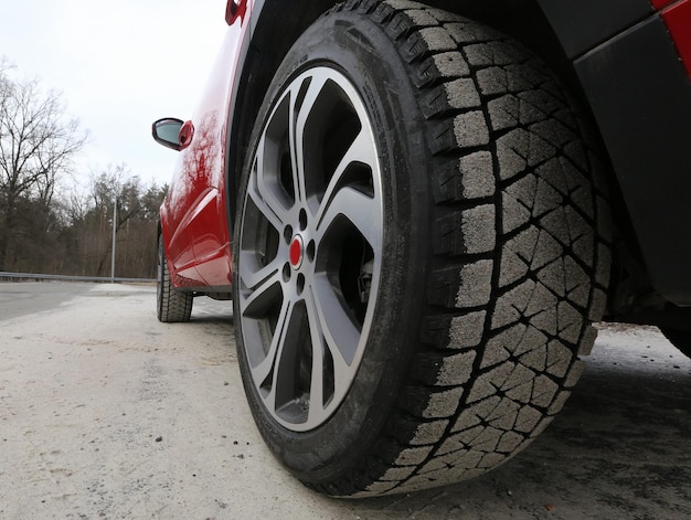 Tractie controle. Loopvlakblokken van autobanden vol met zand