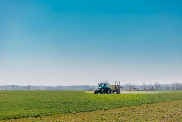 Photo tractor on agricultural field against sky