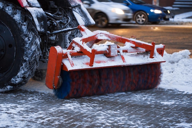 Трактор чистит снежную щетку