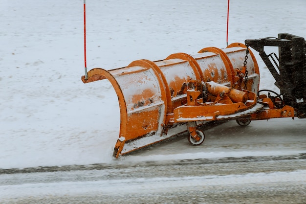 トラクターは大雪の後に道を開ける。