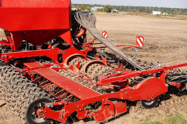 Trattore che coltiva il terreno e prepara un campo per la semina