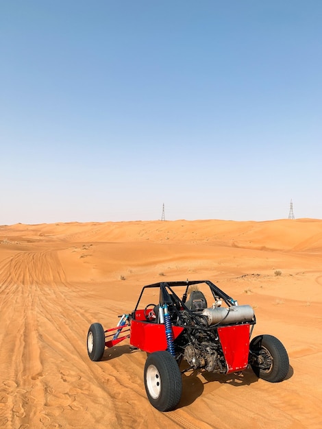 Photo tractor on desert against clear sky