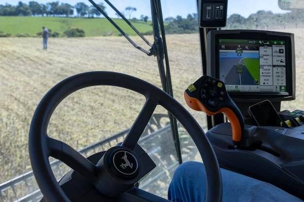 Tractor die sojabonen oogst op een boerderij in Brazilië Uitzicht vanuit de cabine