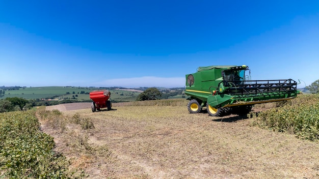 Tractor die sojabonen oogst op een boerderij in Brazilië