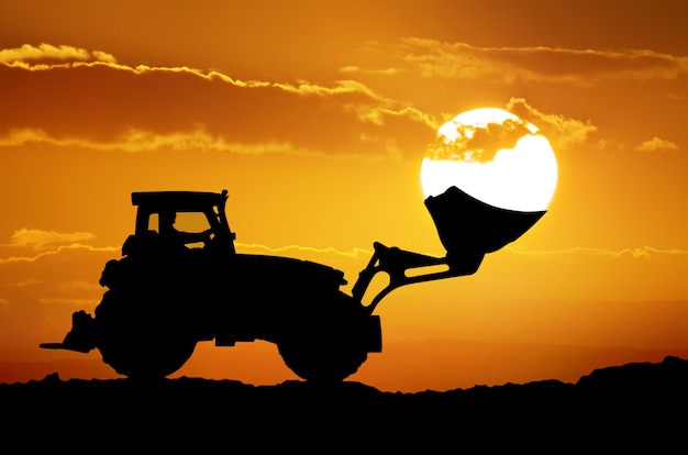 Tractor en zon in schopemmer.