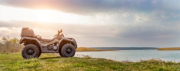 Foto tractor sul campo contro il cielo